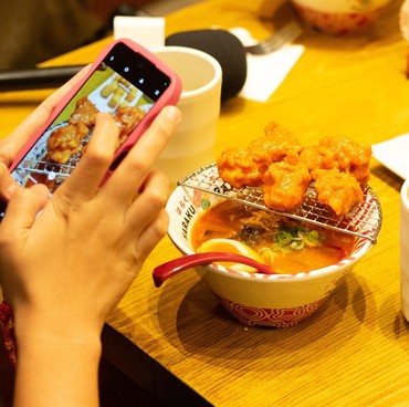 Sensasi Makan Mi Ramen Jepang dengan Citarasa Pedas Indonesia