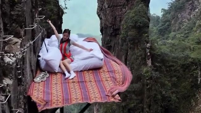 Ranjang-ranjang khusus ini dipaku ke sisi tebing granit Wuzhifeng, China, menawarkan pemandangan yang menakjubkan sekaligus menegangkan.