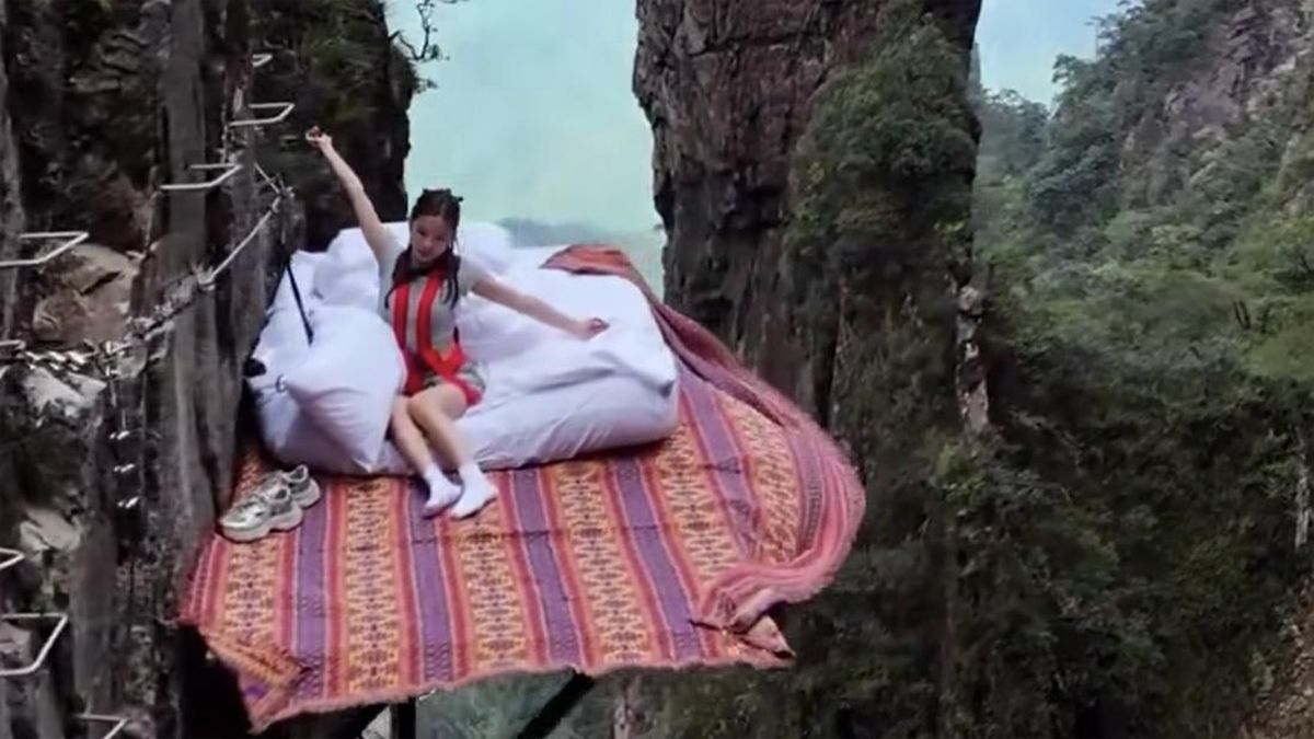 Ngopi Sambil Rebahan di Pinggir Tebing Setinggi 1.600 Meter, Berani?