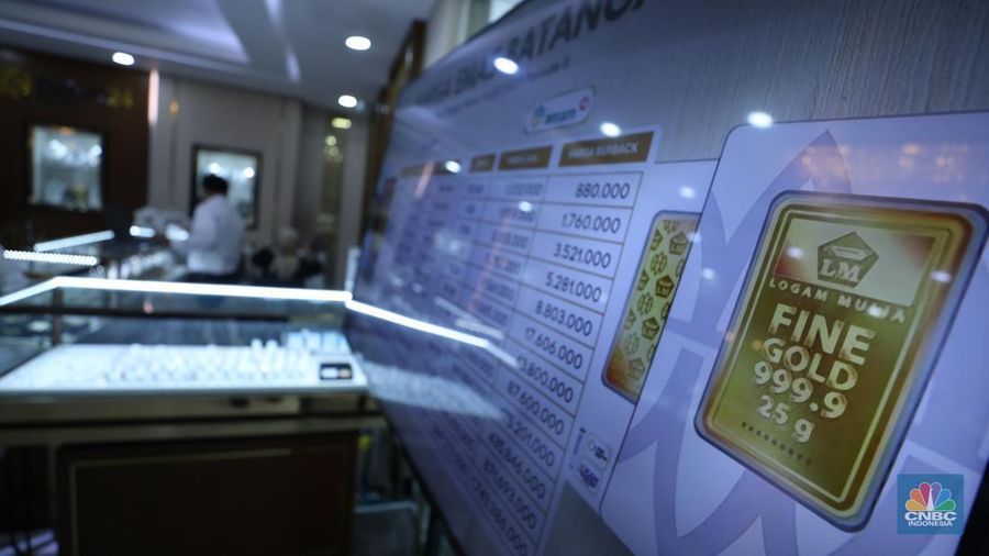 Seorang konsumen membeli emas Logam Mulia di Butik Emas di Galeri 24, Jakarta, Senin (2/6/2025). Harga emas Logam Mulia produksi PT Antam Tbk, kembali terbang pada hari ini. (CNBC Indonesia/Trisusilo)
