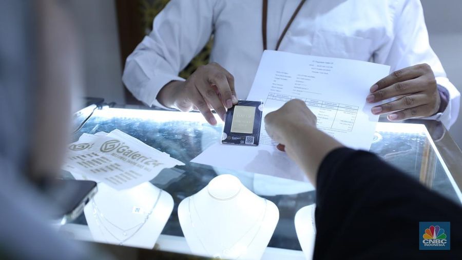 Seorang konsumen membeli emas Logam Mulia di Butik Emas di Galeri 24, Jakarta, Senin (2/6/2025). Harga emas Logam Mulia produksi PT Antam Tbk, kembali terbang pada hari ini. (CNBC Indonesia/Trisusilo)