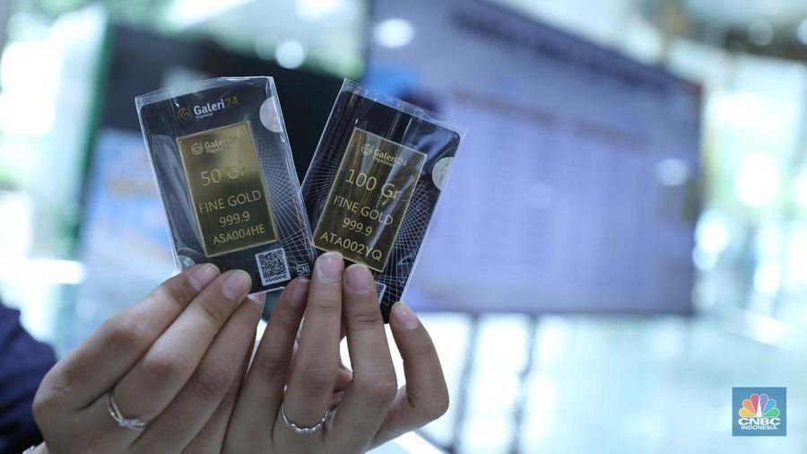 Seorang konsumen membeli emas Logam Mulia di Butik Emas di Galeri 24, Jakarta, Senin (2/6/2025). Harga emas Logam Mulia produksi PT Antam Tbk, kembali terbang pada hari ini. (CNBC Indonesia/Trisusilo)