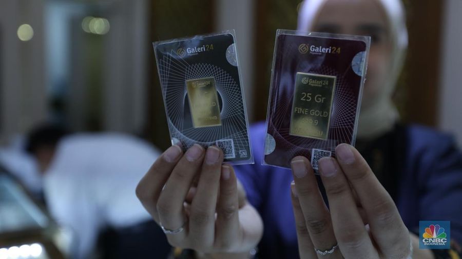 Seorang konsumen membeli emas Logam Mulia di Butik Emas di Galeri 24, Jakarta, Senin (2/6/2025). Harga emas Logam Mulia produksi PT Antam Tbk, kembali terbang pada hari ini. (CNBC Indonesia/Trisusilo)