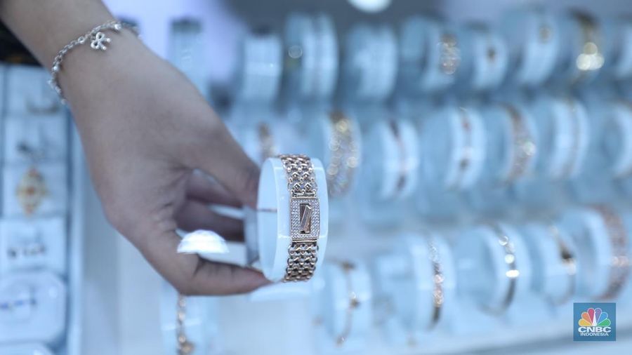 Seorang konsumen membeli emas Logam Mulia di Butik Emas di Galeri 24, Jakarta, Senin (2/6/2025). Harga emas Logam Mulia produksi PT Antam Tbk, kembali terbang pada hari ini. (CNBC Indonesia/Trisusilo)