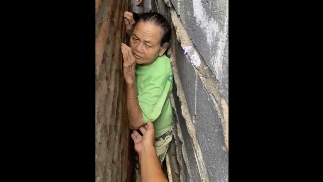 Damkar Turun Tangan Bantu Lansia Terjepit di Sela-sela Tembok Rumah Petugas pemadam kebakaran turun tangan menolong seorang lansia, Rami (74), yang terjepit di sela-sela tembok rumah di Balongpanggang, Gresik, Jawa Timur.