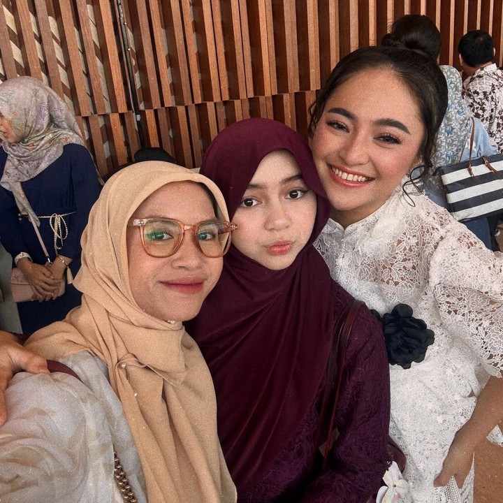 <p>Momen itu dibagikan langsung oleh keduanya lewat beberapa foto dan video yang diunggah di akun Instagram pribadinya. Pada <em>postingan</em> itu, terlihat istri Ben yang bernama Nesya Ayu Nabila alias Ines juga turut hadir. (Foto: Instagram@nesyanabila)</p>