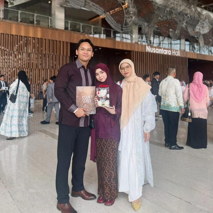 <p>Sejumlah mantan pasangan artis memutuskan tetap menjalin hubungan baik, terutama demi kebahagiaan anak. Salah satunya adalah Marshanda dan Ben Kasyafani yang baru saja terlihat kompak mendampingi sang putri, Sienna Ameera Kasyafani, di hari kelulusannya. (Foto: Instagram@nesyanabila)</p>