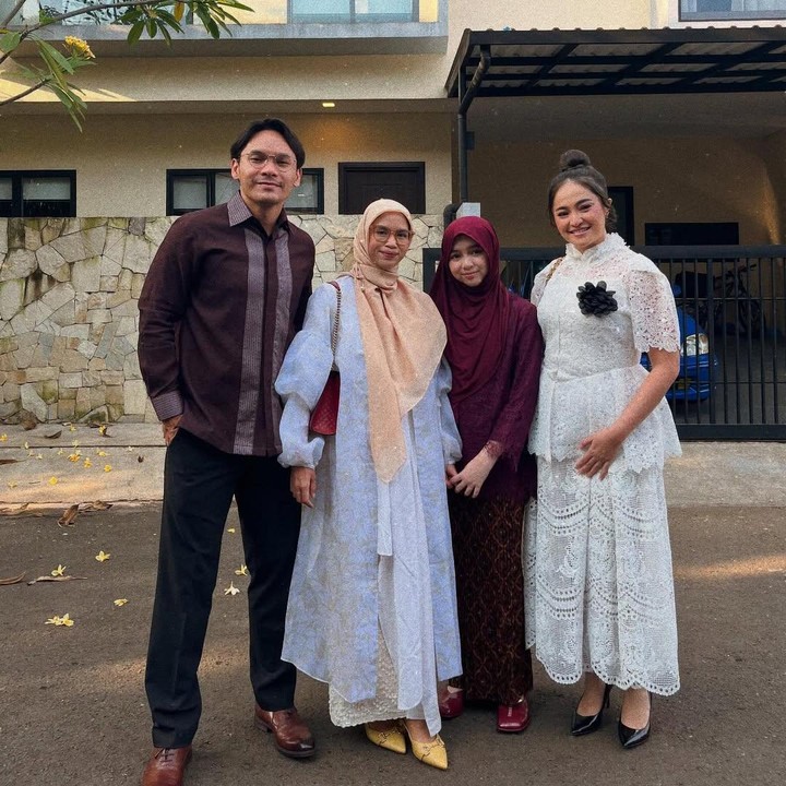 <p>Marshanda bersama Ben dan istrinya pun sempat mengabadikan foto bersama sang putri. “Putri kami tercinta Sienna. Alhamdulillah 6 tahun sekolah dasar dilewati dengan barokah insyaAllah,” tulis Ines, dikutip dari laman<em> Instagram@nesyanabila,</em> Senin (2/6/2025). (Foto: Instagram@nesyanabila)</p>
