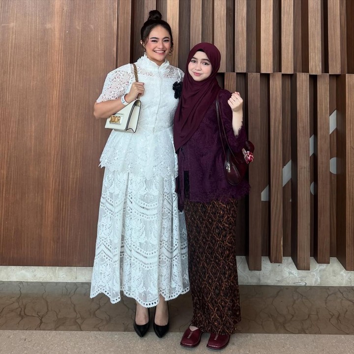 <p>Tak hanya itu, Marshanda pun mengucapkan selamat atas kelulusan sang putri dengan mengunggah foto bersama yang dilengkapi pesan menyentuh. “Sungguh hari wisuda yang indah. Selamat atas kelulusannya cintaku, cahaya hidup aku, anakkau Sienna Ameerah Kasyafani, selamat ayah <em>@benkasyafani</em> dan mama <em>@nesyanabila</em> bersyukur atas semuanya. Terima kasih untuk setiap senyum yang kau lukis di hatiku dan surat kejutan manis untuk kami, orang tuamu,” tulisnya, dikutip dari laman<em> Instagram@marshanda99. </em>(Foto: Instagram@marshanda99)</p>