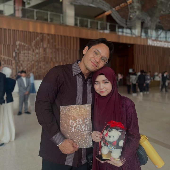 <p>Ben juga berbagi kebahagiaan dengan mengunggah beberapa momen di hari kelulusan Sienna. Tak hanya itu, ia pun menyelipkan sebuah video lama saat Sienna pertama kali mulai sekolah. “Menemani anak baik ini, <em>we love you kid,</em>” tulis sang ayah, dikutip dari laman<em> Instagram@benkasyafani. </em>(Foto: Instagram@benkasyafani)</p>