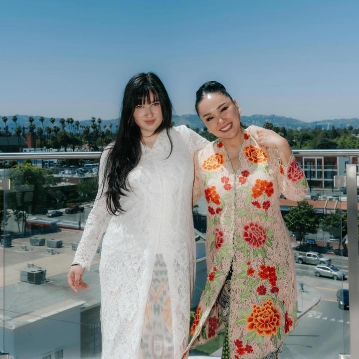 <p>Titi DJ mengungkap perasaan bahagianya melihat san putri menikah. Melalui unggahan di Instagram, Titi membagikan video saat sang putri mengumumkan pernikahannya di depan ribuan penonton Head in the Clouds di LA. "Stephanie dan Asher menikah tgl 30Mei2025 di Beverly Hills Courthouse, Los Angeles USA. Sehari sebelum penampilan Stephanie di #HeadsInTheClouds2025. Kami (aku dan kakak2nya Stephanie : Salmaa, Salwaa dan Daffa) sangat bahagia dengan pernikahan ini," tulis TT DJ. (Foto: Instagram @stephaniepoetri)</p>
