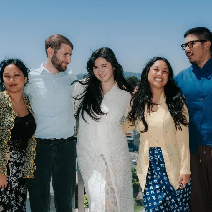 <p>Saat mengucap dua janji, Stephanie ditemani oleh keluarganya yang terbang langsung dari Indonesia. Sang Bunda Titi DJ dan ketiga kakak Stephanie tampak hadir di pernikahannya. Keluarga Stephanie, khususnya yang perempuan, kompak mengenakan kebaya dan kain modern di acara ini. (Foto: Instagram @stephaniepoetri)</p>