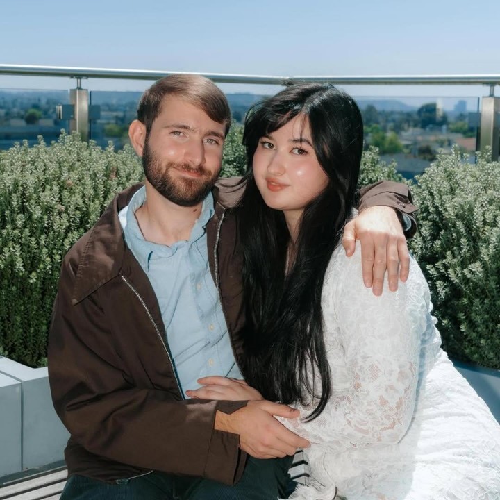 <p>Kabar bahagia datang dari penyanyi Stephanie Poetri. Perempuan 25 tahun ini resmi menikah dengan pria bule bernama Asher Novkov-Bloop pada 30 Mei 2025. Kabar pernikahan ini disampaikan langsung Stephanie melalui unggahan di Instagram miliknya. "marriage is pretty epic," tulisnya. (Foto: Instagram @stephaniepoetri)</p>