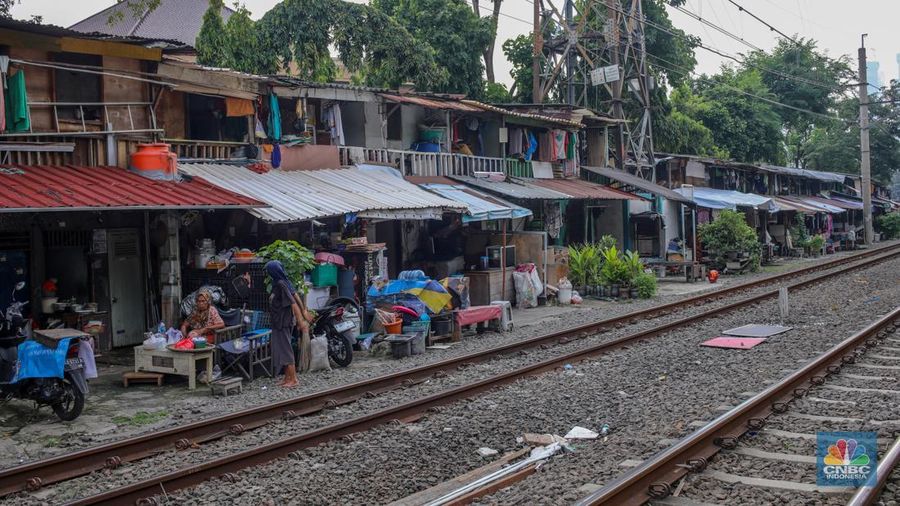 Suasana aktivitas warga pada permukiman kumuh yang berdekatan dengan rel kereta di Jakarta, Senin (2/6/2025). (CNBC Indonesia/Faisal Rahman)