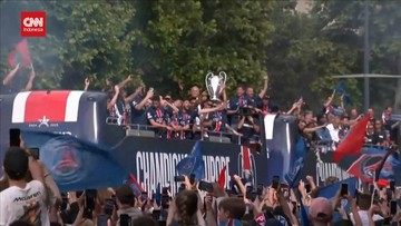 Update Eksklusif Olahraga CNN : VIDEO: Keliling Naik Bus, PSG Gelar Parade Juara Lagi