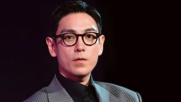 Perdana Muncul di Panggung, T.O.P Eks Big Bang Tuai Sorotan