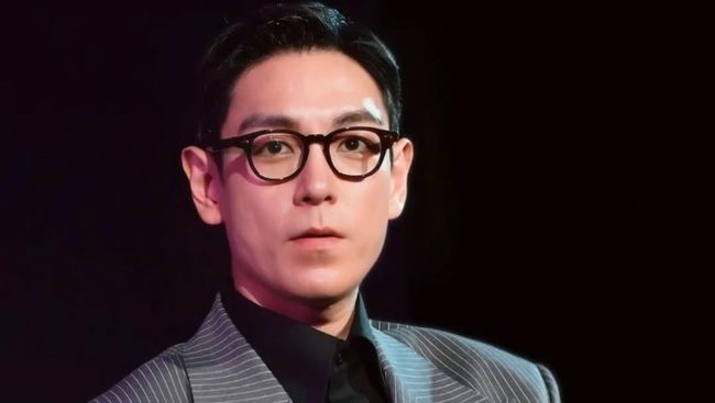 Perdana Muncul di Panggung, T.O.P Eks Big Bang Tuai Sorotan