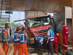 Polisi Ungkap Truk Tabrak Pembatas Gate Tol Ciawi 2 Kelebihan Muatan