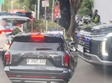 img-title Viral Video Mobil Pelat Pejabat Dikawal dari Salon, Nama Azizah Salsha Terseret