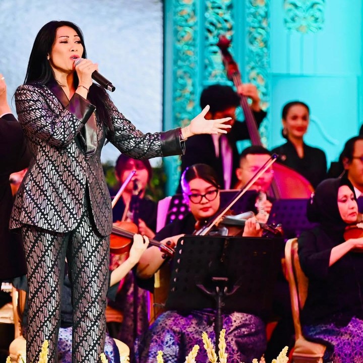 <p>Pada kunjungan tersebut, Anggun tampil memesona mengenakan setelan <em>blazer</em> dan celana bermotif batik. Bukan tanpa alasan, ia memilih <em>outfit</em> tersebut juga untuk mengenalkan budaya Indonesia. “Kultur budaya adalah sesuatu yang bisa dilipatgandakan. Di era sekarang mempunyai dan menguasai budaya yang majemuk adalah sesuatu kekayaan yang patut dibanggakan.” (Foto: Instagram@anggun_cipta)</p>
