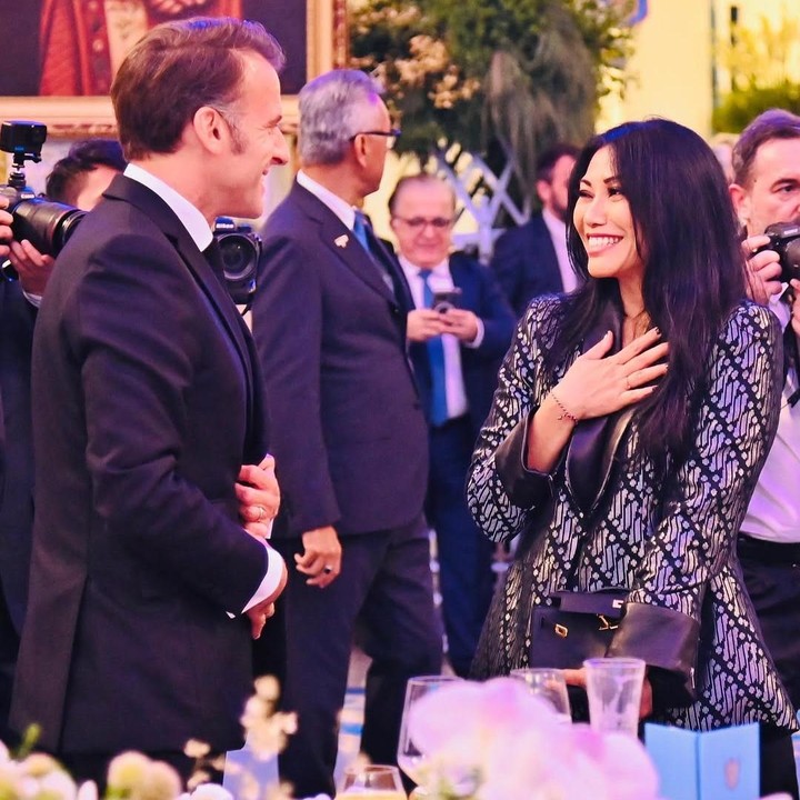 <p>Perempuan 51 tahun itu membagikan beberapa momen saat bertemu sapa dengan Presiden Macron di Istana Negara. Bukan hanya menyambut, Anggun juga diundang Presiden Prabowo untuk bernyanyi.  (Foto: Instagram@anggun_cipta)</p>