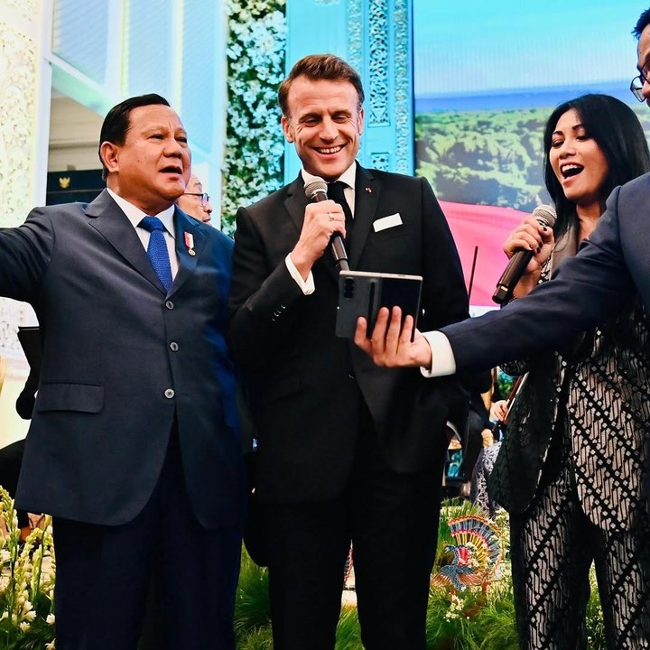 <p>Anggun pun mengatakan momen ini merupakan sebuah kehormatan baginya. “Malam yang tak terlupakan. Kehormatan yang besar bagi saya diundang menyanyi oleh Bapak Presiden Prabowo Subianto yang terhormat di Istana negara dalam acara kunjungan Presiden Prancis,” tutur Anggun, dikutip dari laman Instagram @anggun_cipta, Selasa (27/5/2025). (Foto: Instagram@anggun_cipta)</p>