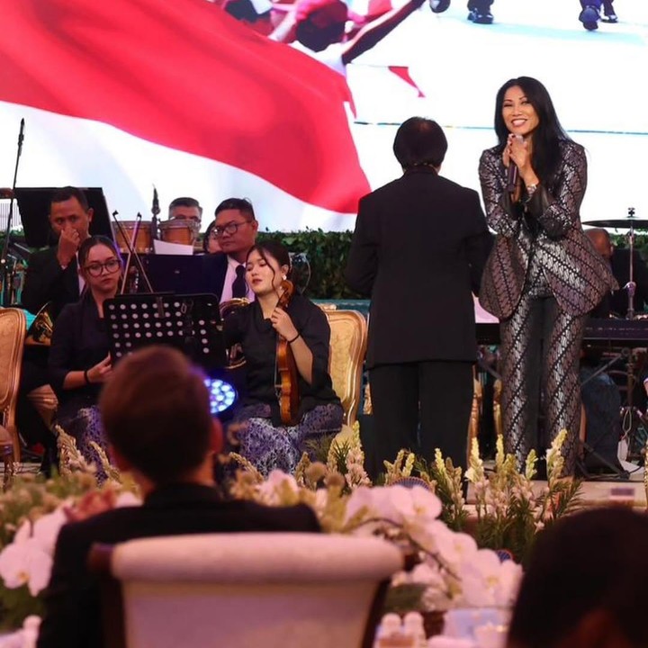 <p>Anggun juga menjelaskan jika menjadi delegasi resmi dari Prancis juga menjadi suatu kebanggaan baginya. “Dan satu kehormatan juga bagi saya diundang oleh Presiden Prancis Emmanuel Macron untuk menjadi bagian dalam delegasi resmi kunjungannya ke Indonesia,” ungkapnya. (Foto: Instagram@anggun_cipta)</p>