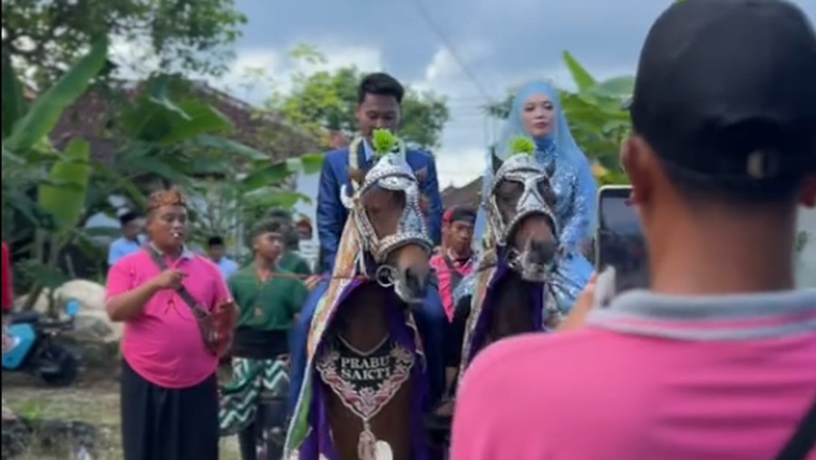 Beredar video viral di TikTok&comma; tradisi unik kirab pengantin naik kuda di Madura&comma; Jawa Timur&period;