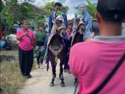 Mirip Adegan Film Kolosal, Viral Pengantin di Sumenep Naik Kuda