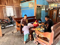 Pak Bhabin di Kradenan Grobogan Beri Sembako-Seragam ke Anak Berkebutuhan Khusus