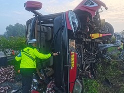 Bus Nusa Bali Terguling di Tol Jombang, 15 Penumpang Luka