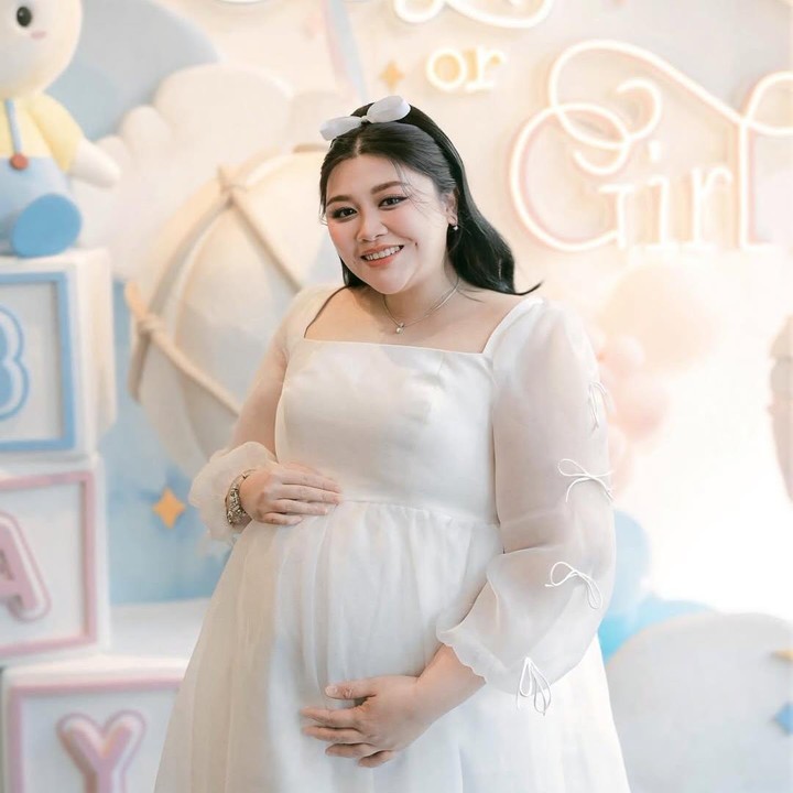 <p>Clarissa Putri tampil menawan dengan gaun berwarna putih. Ia tampak begitu bahagia menggelar acara gender reveal untuk calon anak pertamanya itu. (Foto: @clarissaputri_)</p>