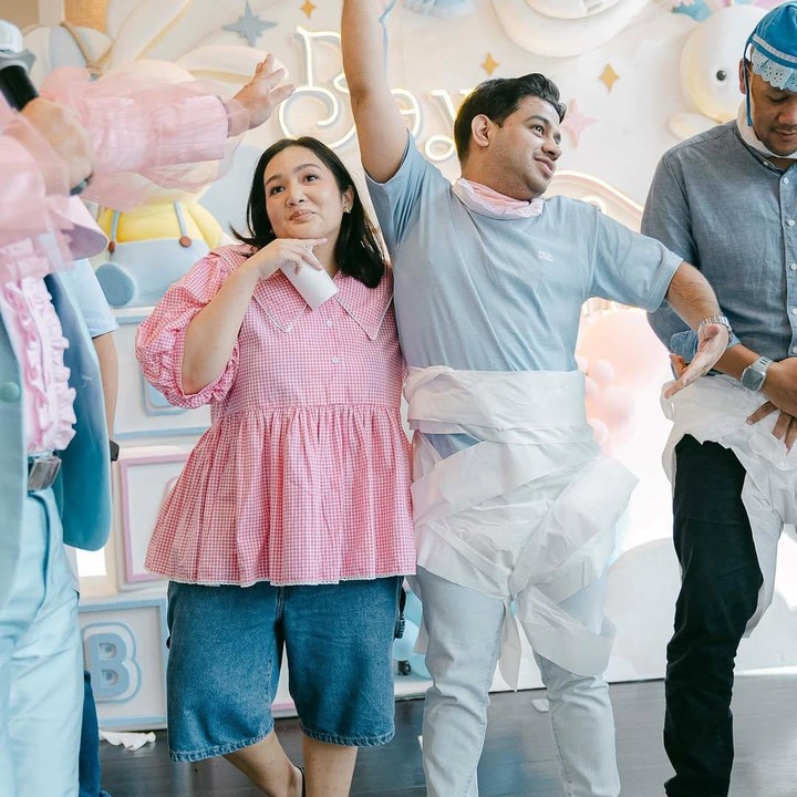 <p>Tak ketinggalan Clarissa juga mengundang para kerabat dan sahabat mereka untuk meramaikan acara gender reveal ini. Termasuk geng Samsolese dan sahabatnya Fadil Jaidi. (Foto: @clarissaputri_)</p>