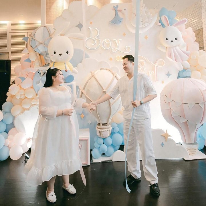 <p>Selebram dan beauty content creator Clarissa Putri menggelar acara gender reveal untuk mengetahui jenis kelamin anak pertama mereka pada Minggu 11 Mei 2025. Sebelumnya, Clarissa Putri menikah dengan Sandro Fahdipha pada Minggu, 7 Juli 2024. Tak lama, mereka mengumumkan tengah menantikan anak pertama pada Februari lalu. (Foto: @clarissaputri_)</p>