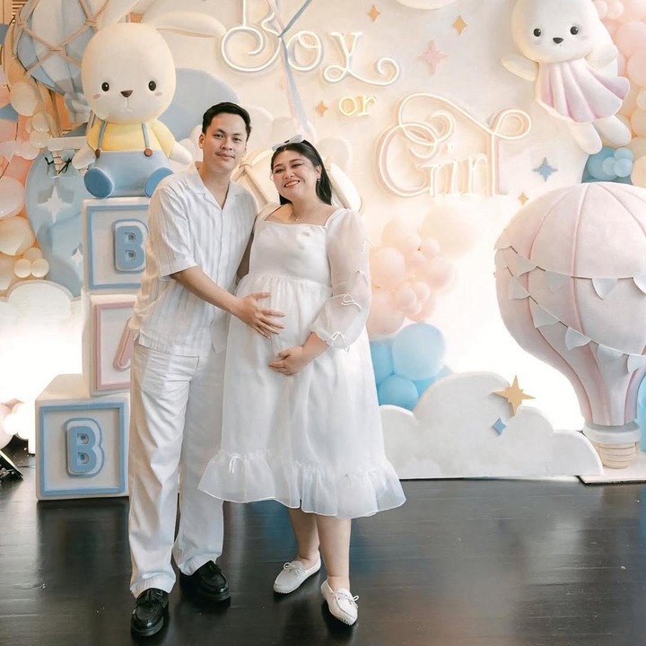 <p>Di acara gender reveal ini, Clarissa Putri dan Sandro Fahdipha mengusung konsep serba putih dan biru muda yang manis. Keduanya pun kompak mengenakan pakaian serba putih. (Foto: @clarissaputri_)</p>