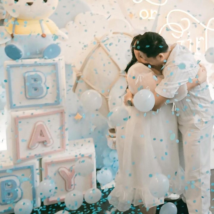 <p>Mengetahui jenis kelamin anak pertamanya laki-laki, Clarissa tampak begitu bahagia dan excited. Ia bahkan langsung melompat dan memeluk suaminya. "Full of Happiness, a true blue blessing," ungkapnya. (Foto: @clarissaputri_)</p>