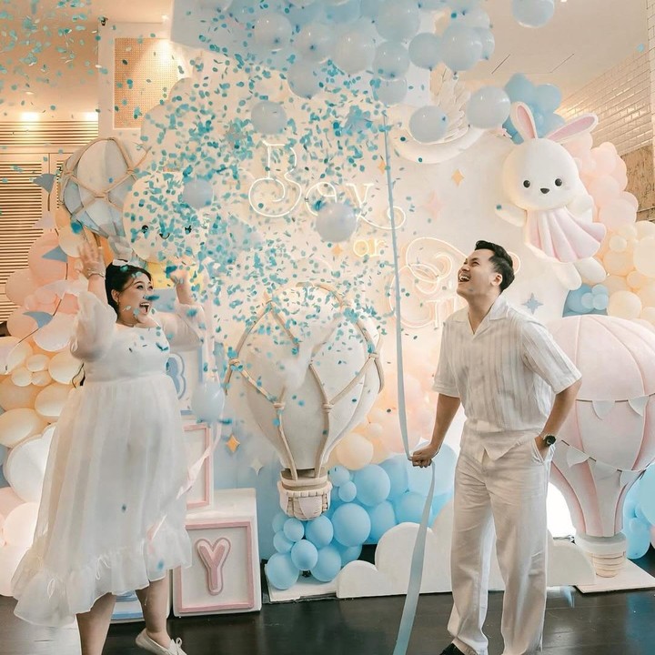 <p>Sebelumnya Clarissa dan Sandro menarik kotak berbentuk awan di atas mereka. Di kotak itu berisi balon dengan warna biru yang menandakan jenis kelamin anak laki-laki. "Here comes the Son!" ucapnya. (Foto: @clarissaputri_)</p>