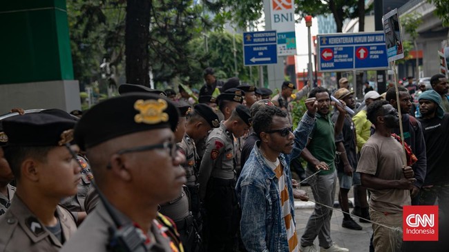 Pagar Kantor Kementerian HAM Jebol, Massa Aksi Kukuh Bertemu Pigai Pagar Kantor Kementerian HAM di Jakarta Selatan jebol setelah puluhan warga Papua yang berdemonstrasi tak mendapat kejelasan mengenai kehadiran Natalius Pigai.
