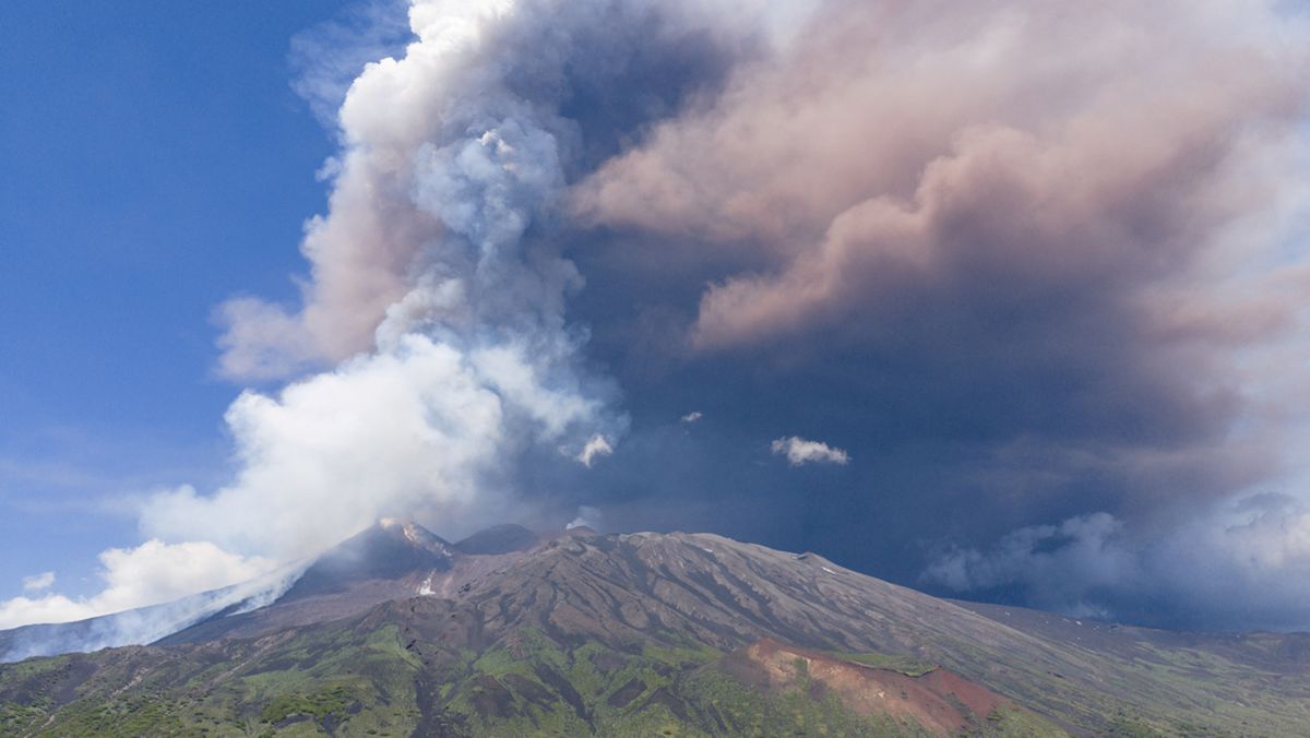 Gunung Etna di Italia Meletus Dahsyat, Turis Panik Mengungsi