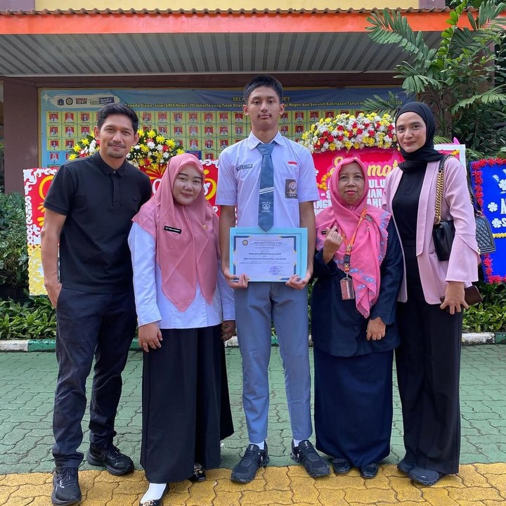 <p>Pada awal Mei lalu, aktor Ibnu Jamil terlihat mendampingi putranya Dhofin Maula Jamil di acara kelulusan SMA. Ibnu tak datang sendiri. Ia ditemani mantan istrinya Maya Attriani. Meski telah bercerai pada 2018, Ibnu dan mantan istri tetap menjalin hubungan baik dan melakukan<em> co-parenting</em> untuk membesarkan putra semata wayang mereka. (Foto: Instagram @ibnujamilo)</p>