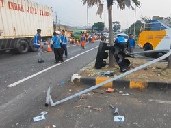 Truk Seruduk 7 Kendaraan di Lampu Merah Pasuruan, 2 Orang Tewas