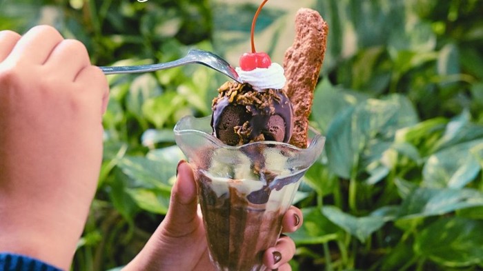 img-title 4 Kedai Es Krim Legendaris di Jakarta yang Masih Eksis, Ada yang Buka Hampir 1 Abad!
