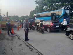 Lalin di Pasar Rebo Jaktim Macet Imbas Proyek Perbaikan Jalan