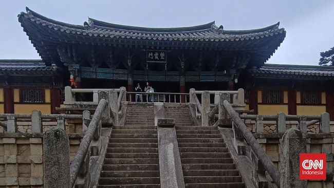 Korea Selatan bisa membuat siapa saja jatuh cinta berkali-kali, entah karena industri hiburan, industri kosmetik, kebudayaan atau sejarah yang menyertainya.