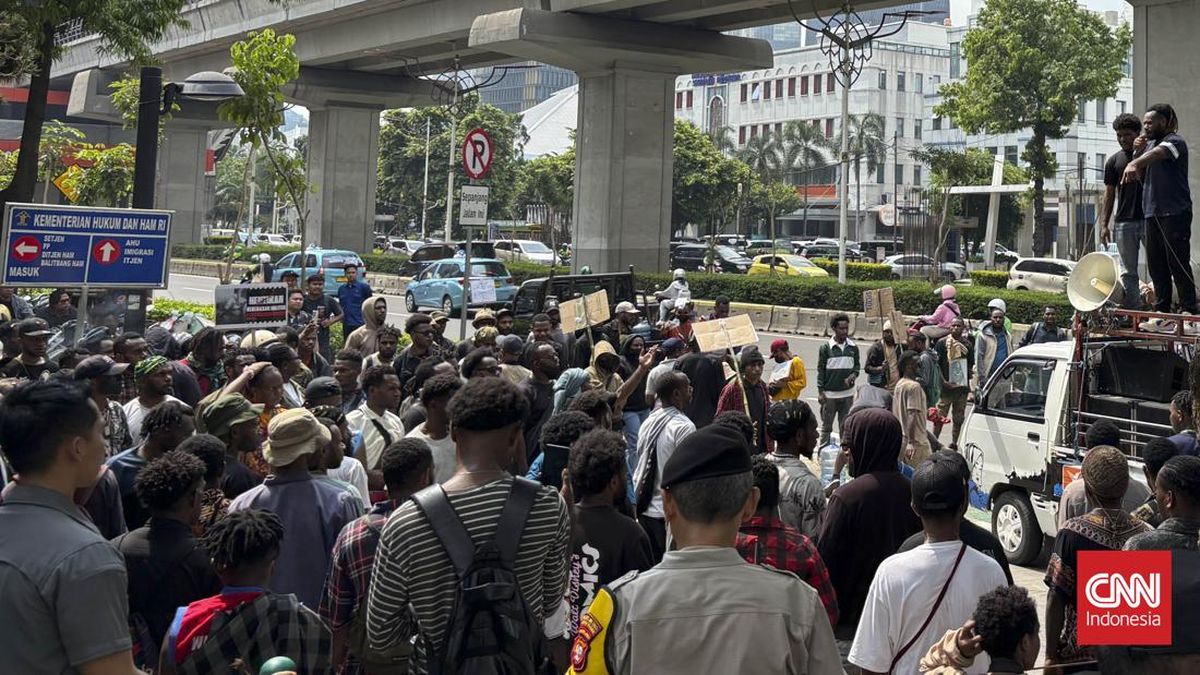 Puluhan Warga Papua Demo Natalius Pigai di Kementerian HAM
