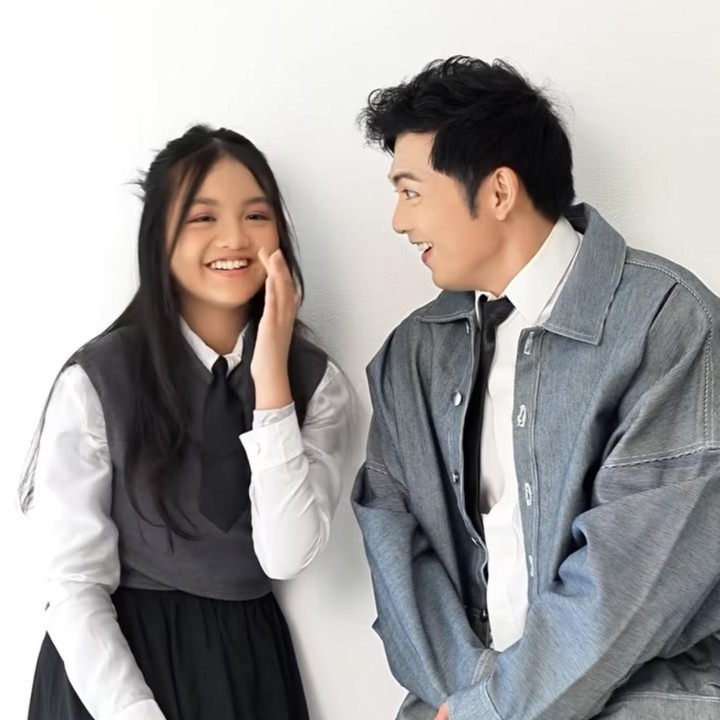 <p>Meski sudah tidak bersama, Nicky tetap totalitas dalam mengasuh Naara. Salah satu momen yang bikin publik <em>melting</em> adalah ketika mereka tampil kompak di sebuah <em>photoshoot</em>. Keduanya pun terlihat akrab sampai <em>vibes</em>-nya lebih mirip sahabat ketimbang Ayah dan anak. (Foto: Instagram/@nickytirta)</p>