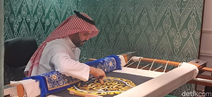 Pabrik pembuatan kain kiswah penutup Kakbah