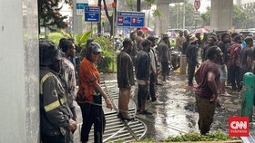 Pagar Kantor Kementerian HAM Jebol, Massa Aksi Kukuh Bertemu Pigai