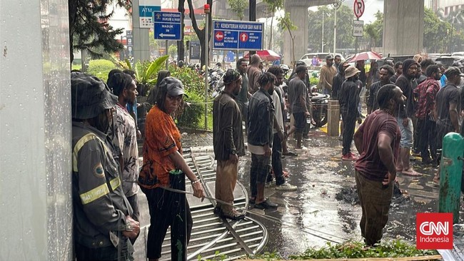 Pagar Kantor Kementerian HAM di Jakarta Selatan jebol setelah puluhan warga Papua yang berdemonstrasi tak mendapat kejelasan mengenai kehadiran Natalius Pigai.