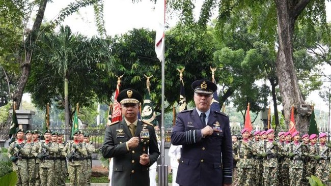 Panglima TNI Jenderal Agus Subiyanto membahas kerja sama di bidang militer bersama Panglima Angkatan Bersenjata Belanda Jenderal Onno Eichlshelm, Senin.